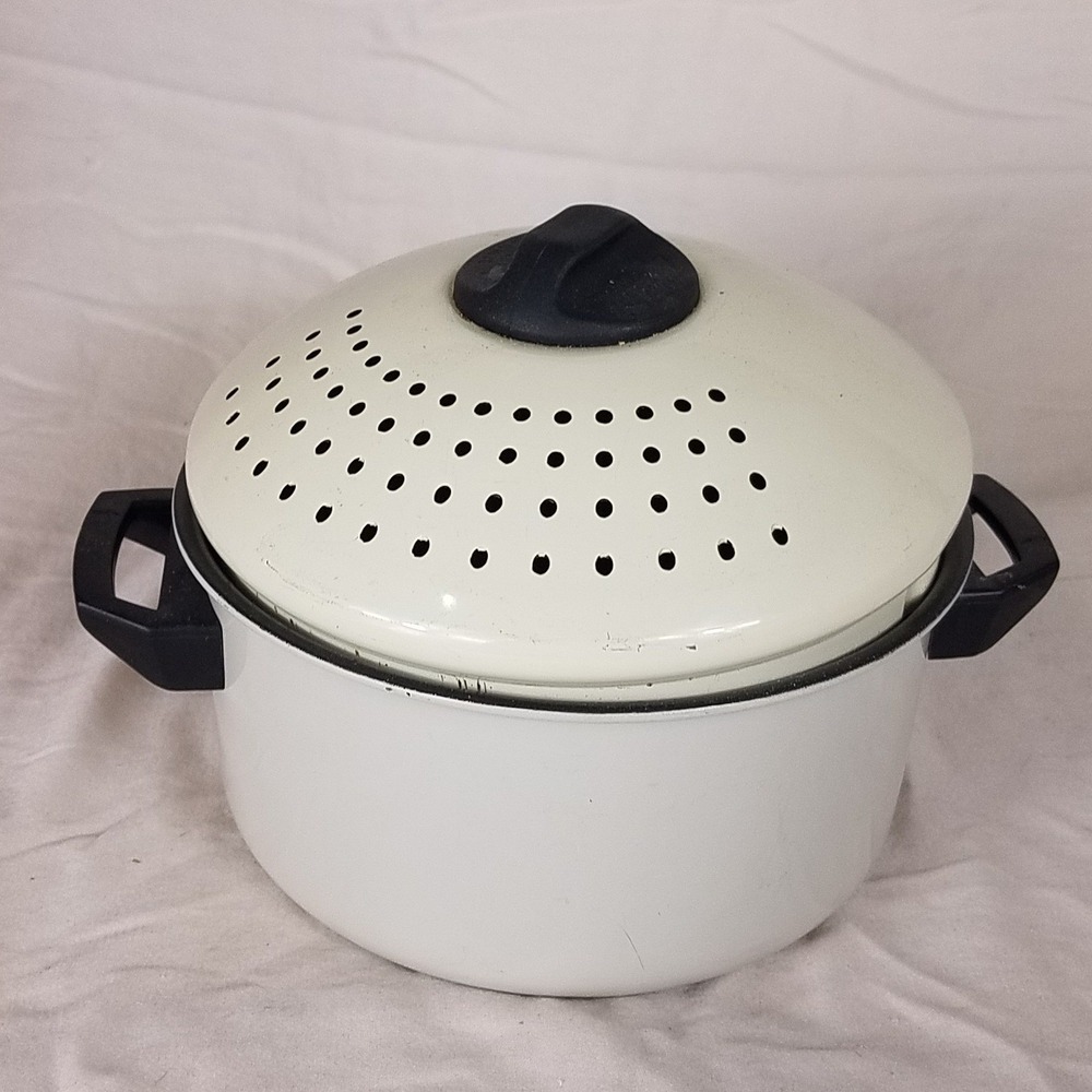 Enamel 2Q Stock Pot NWOT Medium Cream Strainer Locking Lid Retro